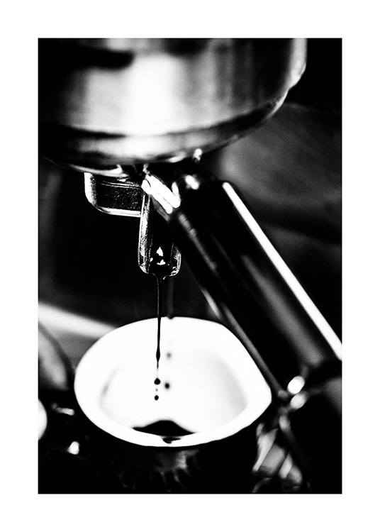  – Photographie en noir et blanc avec un gros plan d’une machine à expresso faisant du café