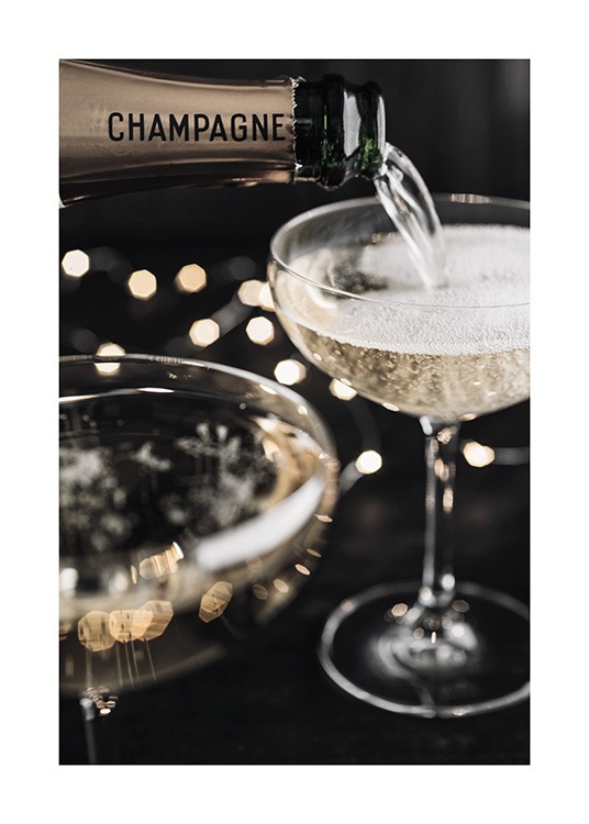  – Photographie d’une bouteille de champagne que l’on verse dans une coupe de champagne