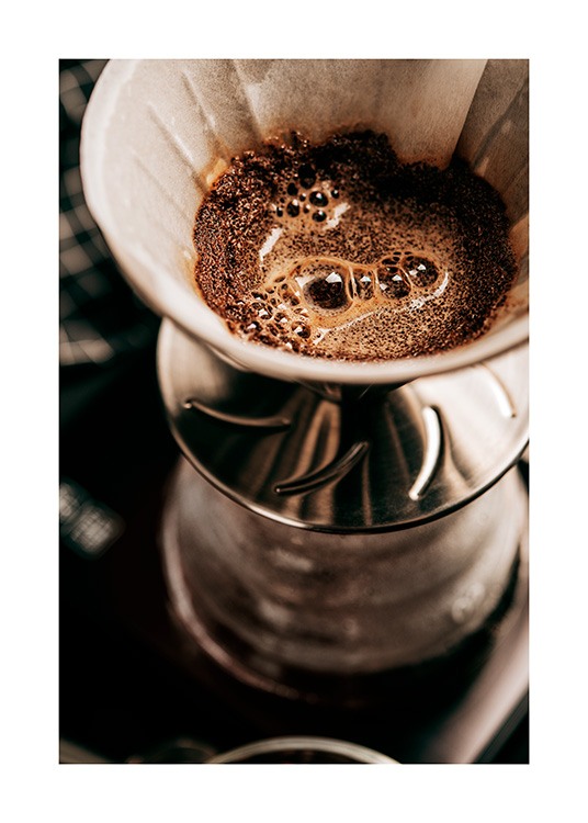  – Photographie en gros plan d’un filtre à café rempli de marc de café