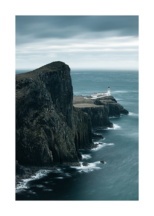  – Photographie d’un phare et de grandes falaises avec un océan orageux à côté