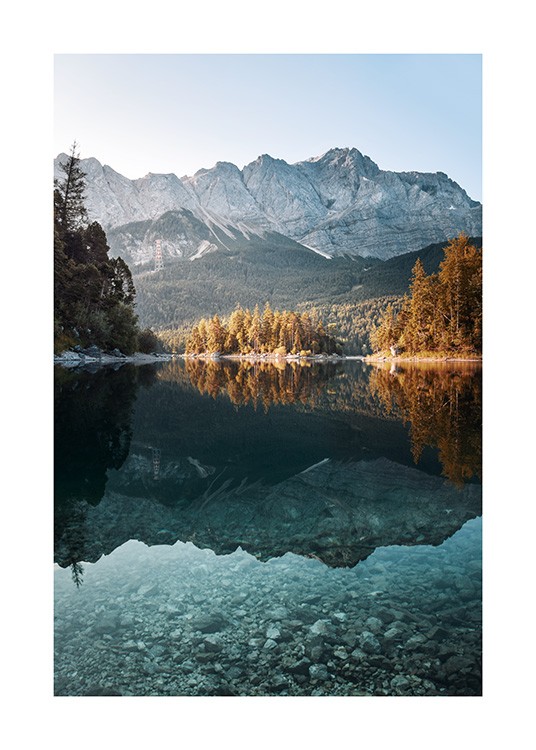  – Photographie de montagnes et d’orangers reflétés dans un lac immobile