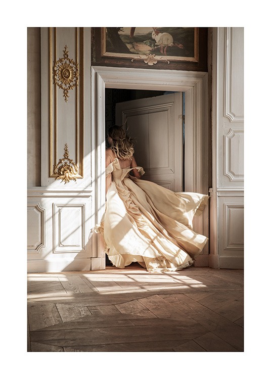  – Photographie d’une femme dans une robe beige franchissant une porte aux détails baroques