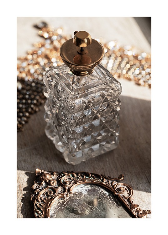  – Photographie d’une bouteille en verre rétro avec un bouchon doré et un miroir vintage devant