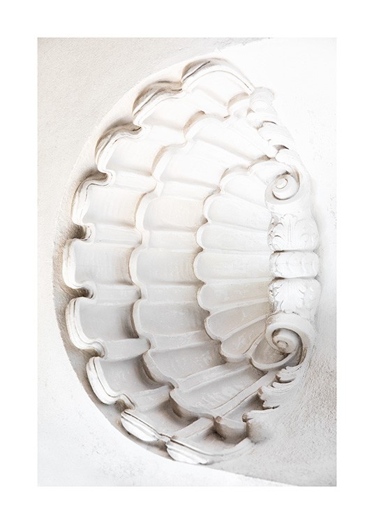  – Photographie d’une forme de coquillage moulée dans du béton blanc