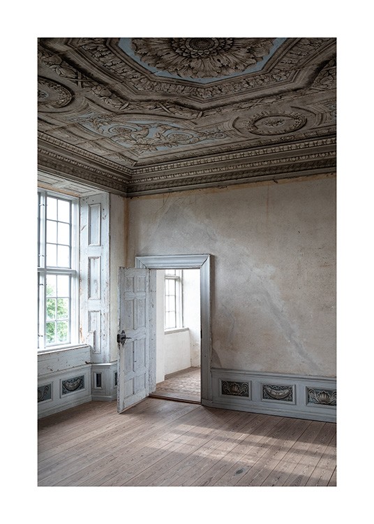  – Photographie d’une pièce baroque avec des murs beiges et une porte blanche ouverte