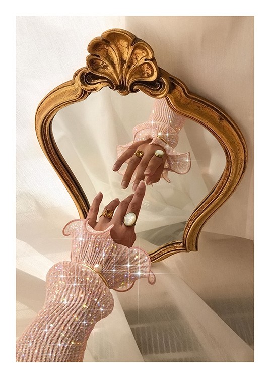  – Photographie d’un bras recouvert d’une manche rose et scintillante, tendu vers un miroir doré