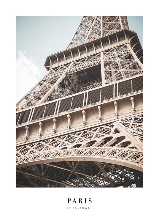  – Photographie en gros plan de la Tour Eiffel vue d’en bas, avec du texte en dessous