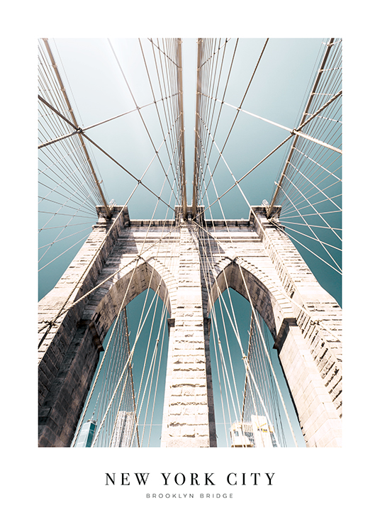  – Photographie du pont de Brooklyn vu d’en bas, sous un ciel bleu avec du texte en bas