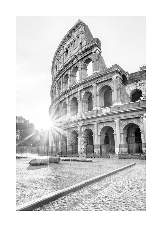  – Photographie en noir et blanc du Colisée de Rome avec la lumière du soleil à l’arrière-plan