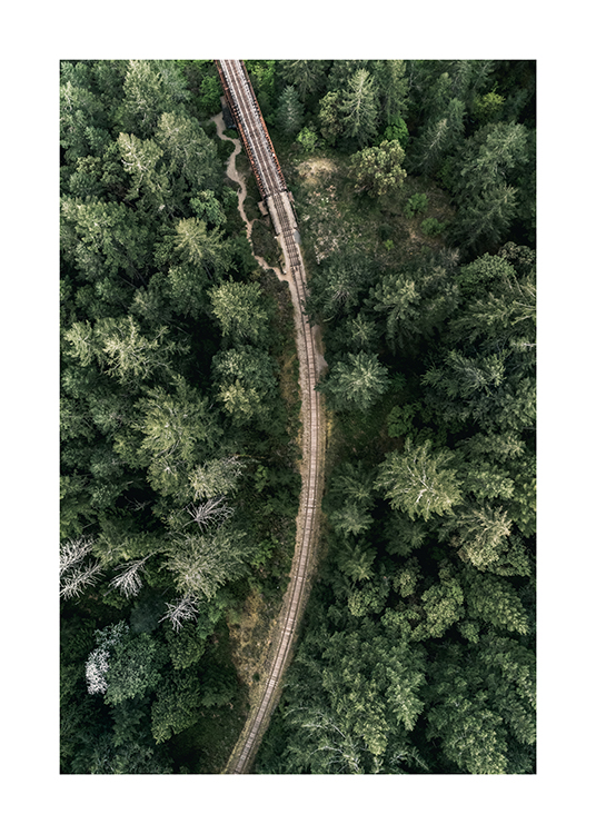  – Photographie aérienne d’une voie ferrée au milieu d’une forêt verdoyante