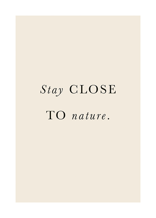  – Texte « Stay close to nature » écrit en noir sur un fond beige