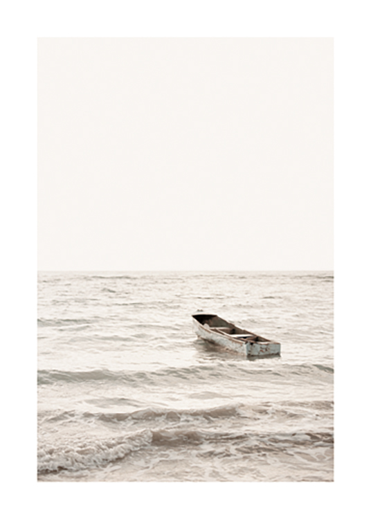  – Photographie d’un océan avec un bateau voguant sur les vagues, avec un ciel gris clair à l’arrière-plan