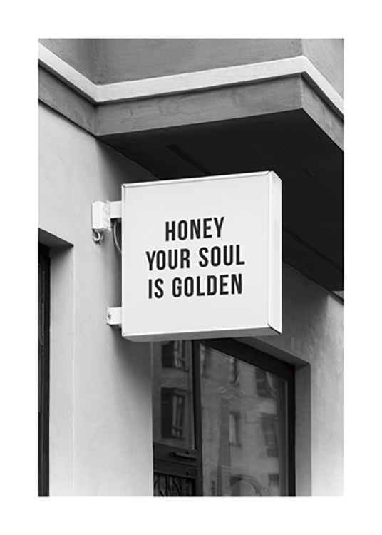  – Photographie en noir et blanc d’une enseigne de magasin avec le texte « Honey your soul is golden »