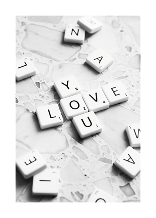  – Photographie de lettres de Scrabble sur un fond de terrazzo, formant les mots Love You