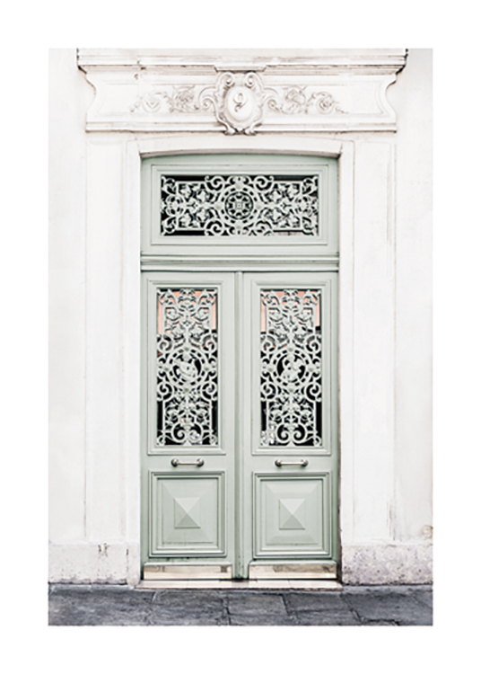  – Photographie d’un bâtiment ancien avec une porte verte et des détails sculptés dans les ouvertures