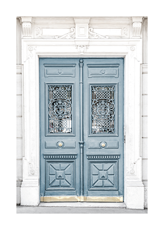  – Photographie d’une porte bleue dans un bâtiment blanc, avec des sculptures sur la porte et le bâtiment