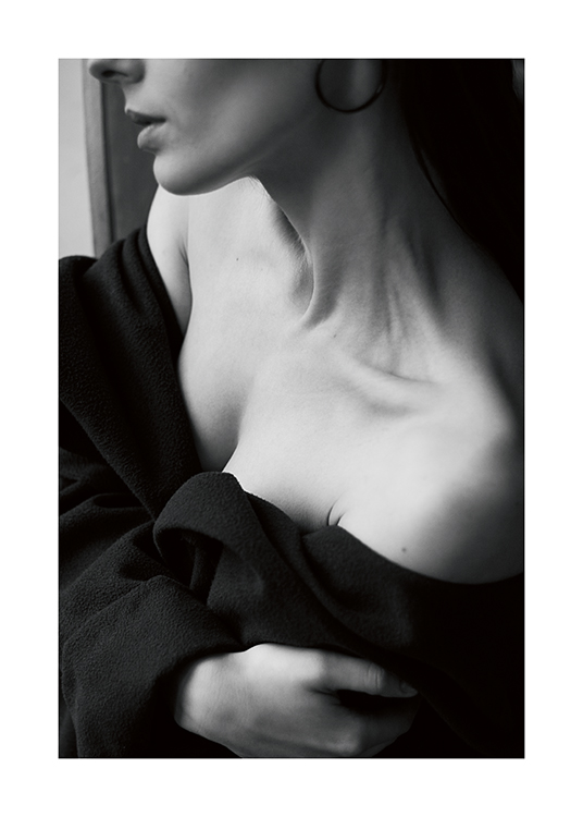  – Photographie en noir et blanc d’une femme avec le cou et les épaules dénudés