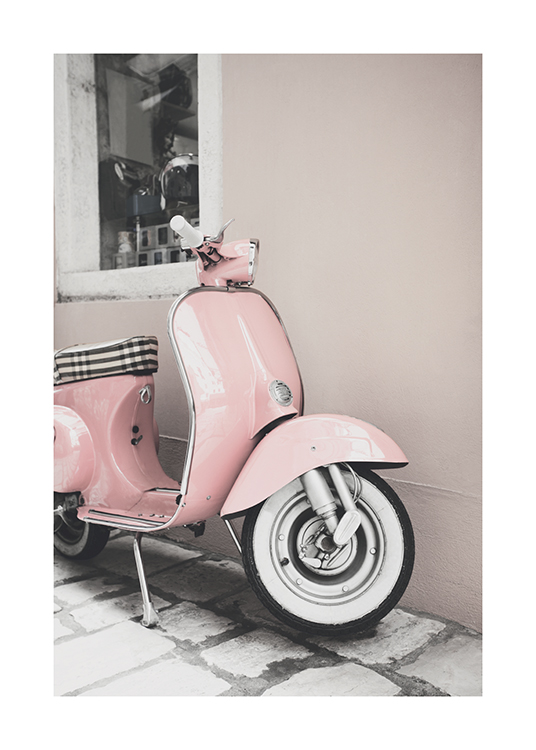  – Photographie d’un vieux scooter rose, devant un immeuble beige