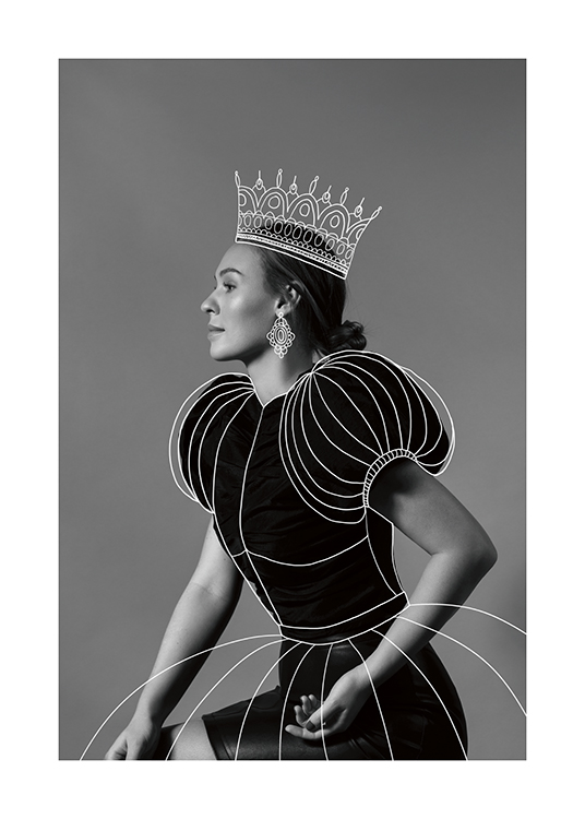  – Photographie en noir et blanc d’une femme de profil, avec une couronne et une robe illustrées
