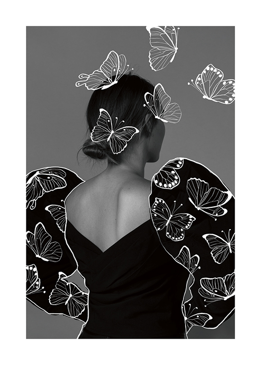  – Photographie en noir et blanc d’une femme vue de dos, couverte de papillons illustrés blancs