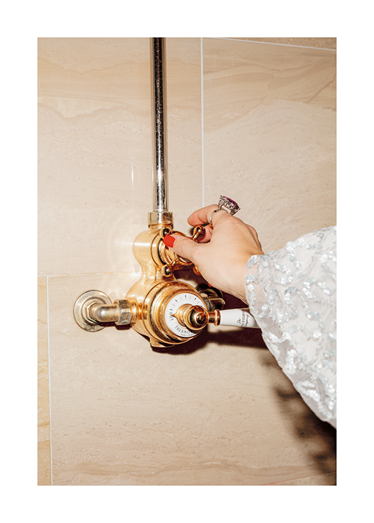  – Femme ouvrant un robinet de douche en or démodé