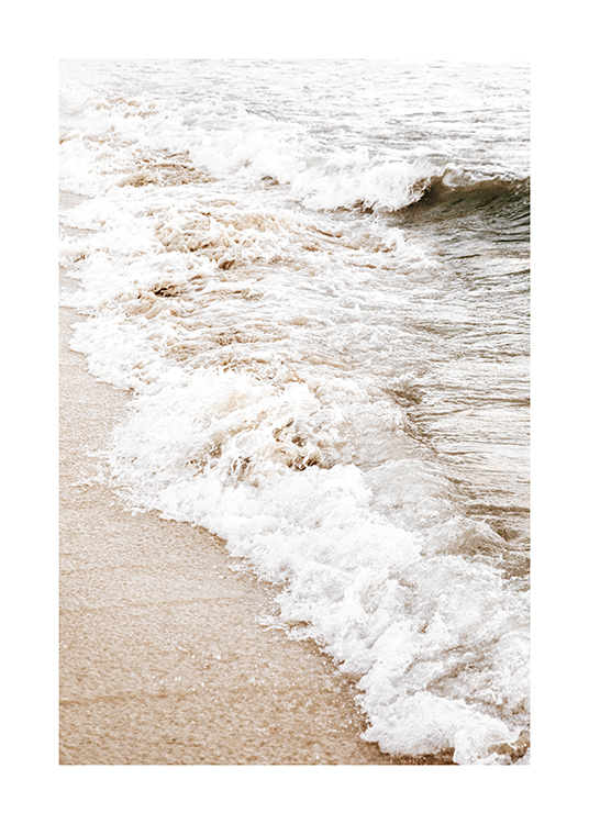  – Photographie d’une plage et de vagues d’océan balayant le rivage