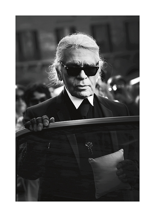  – Photographie en noir et blanc de Karl Lagerfeld, créateur de mode