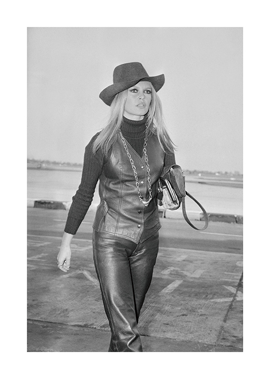  – Photographie en noir et blanc de l’actrice Brigitte Bardot portant une tenue en cuir et un chapeau