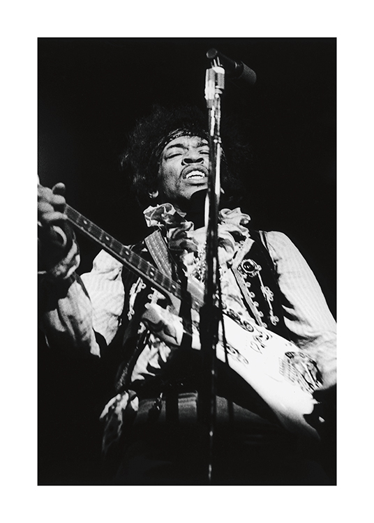  – Photographie en noir et blanc du musicien Jimi Hendrix jouant de la guitare