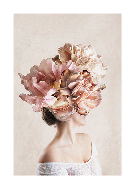  – Photographie d’une femme dont la tête est recouverte de grandes fleurs roses