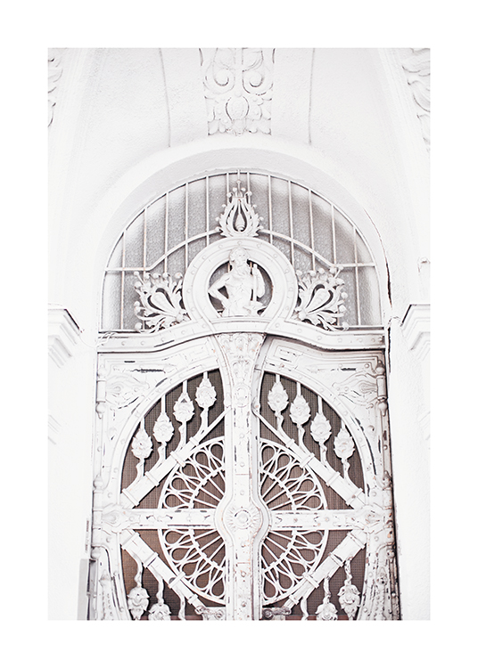  – Photographie d’une porte en blanc avec des sculptures détaillées