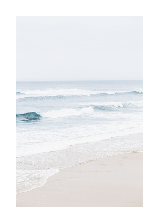  – Photographie d’un océan avec de l’eau bleue et des vagues douces, avec une plage devant