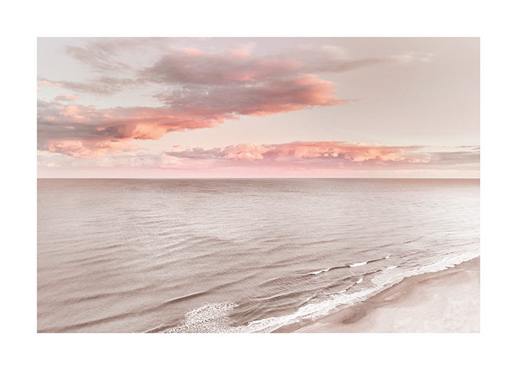  – Photographie de nuages roses et orange dans le ciel derrière un océan immobile