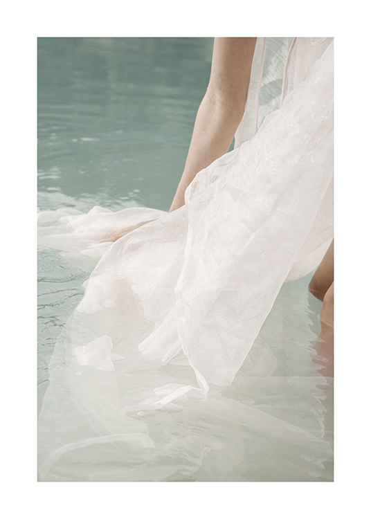  – Photographie d’une personne debout dans l’eau avec un tissu blanc flottant autour d’elle