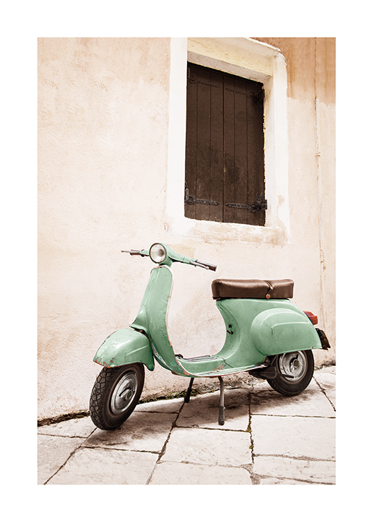  – Photographie d’un vieux scooter en vert, devant une maison