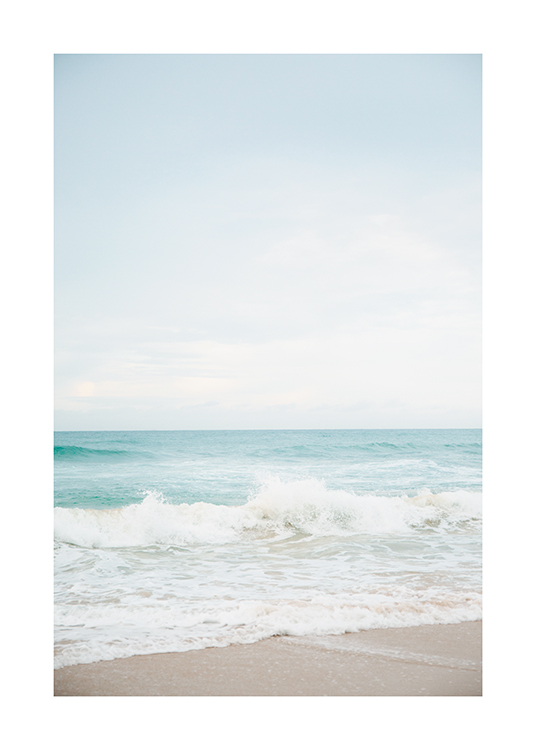  – Photographie d’écume et d’un océan turquoise avec un ciel bleu clair à l’arrière-plan