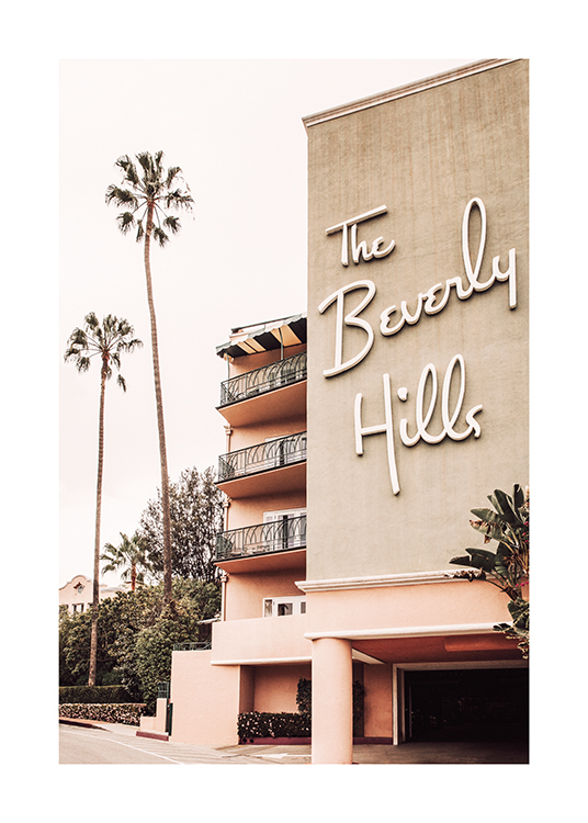  – Photographie d’un bâtiment hôtelier avec l’enseigne « The Beverly Hills » et des palmiers à l’arrière-plan