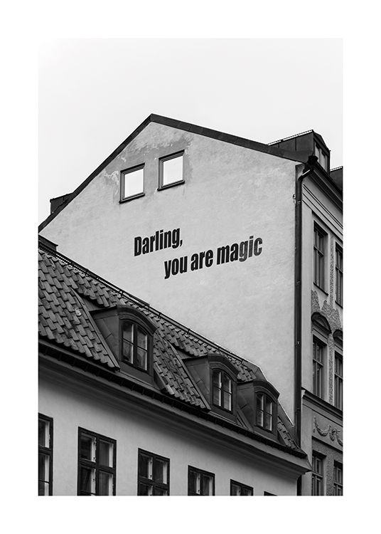  – Photographie en noir et blanc d’un bâtiment avec du texte écrit sur la façade