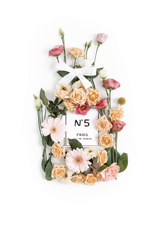  – Photographie d’une étiquette Chanel No5 encadrée de fleurs jaunes et roses, posée sur un fond blanc