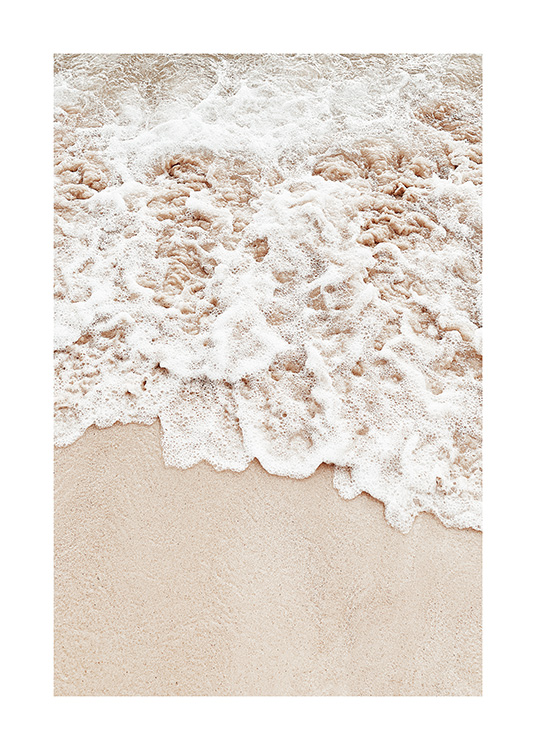  – Photographie d’écume s’échouant sur du sable beige