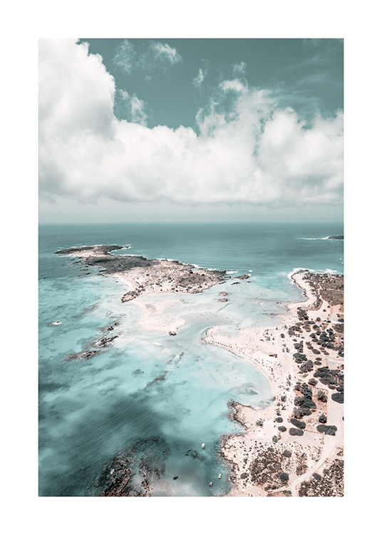  – Photographie d’un océan, de petites îles et d’une plage vus d’en haut