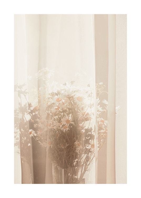  – Photographie d’un rideau en tulle devant un bouquet de marguerites