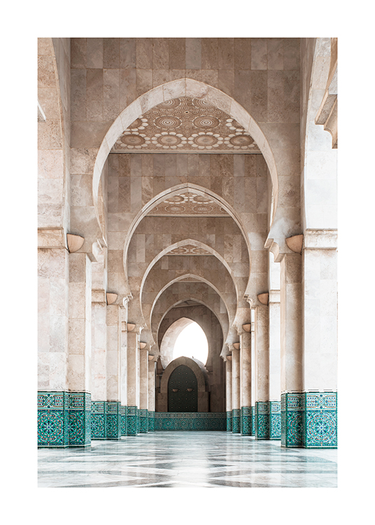  – Photographie d’un bâtiment avec des arches et des piliers avec une architecture de style marocain
