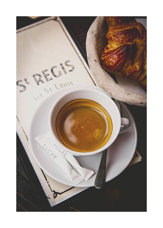  – Photographie d’un croissant et d’une tasse de café dans un café à Paris