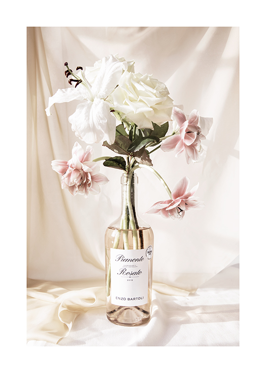  – Photographie d’un bouquet de fleurs roses et blanches dans une bouteille de rosé