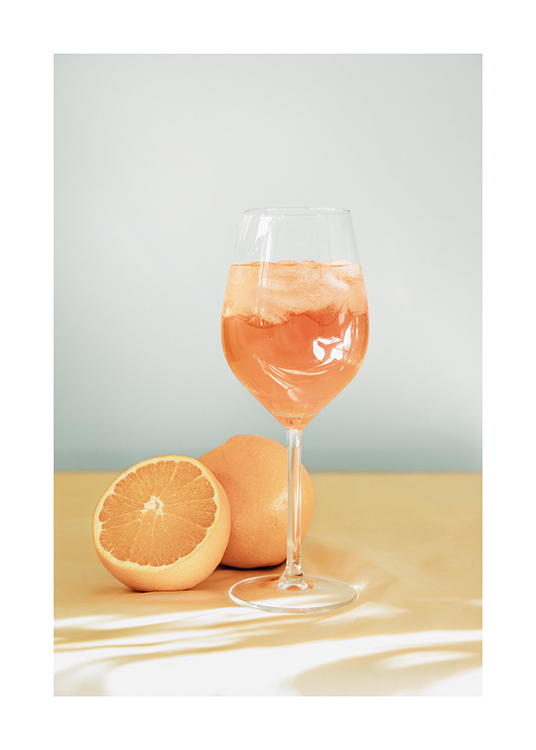  – Photographie d’Aperol Spritz dans un verre à vin avec des oranges posées à côté