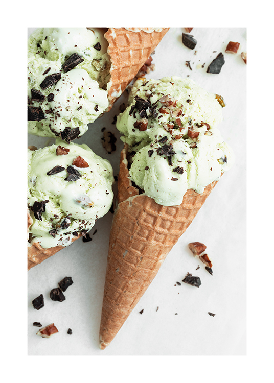  – Photographie d’un ensemble de cônes glacés avec de la crème glacée verte
