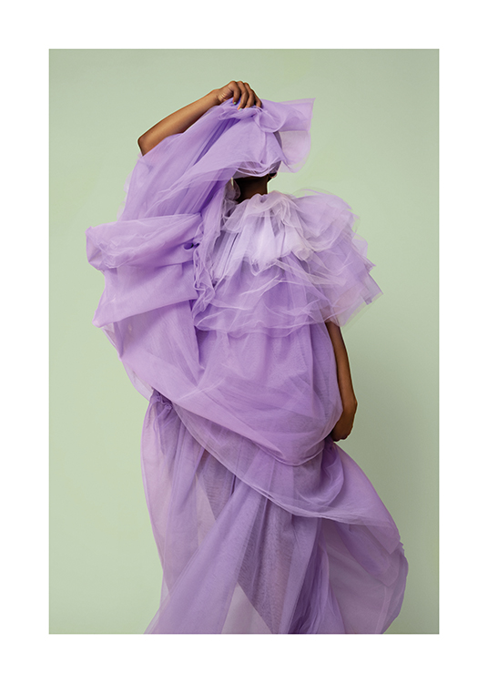  – Une femme dans une robe vaporeuse violette bouge au son de la musique