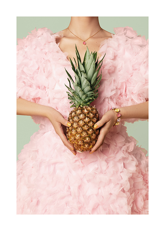  – Image d’une femme en robe rose tenant un ananas