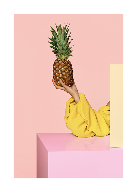  – Femme dissimulée derrière des boîtes tenant un ananas sur un fond rose pâle